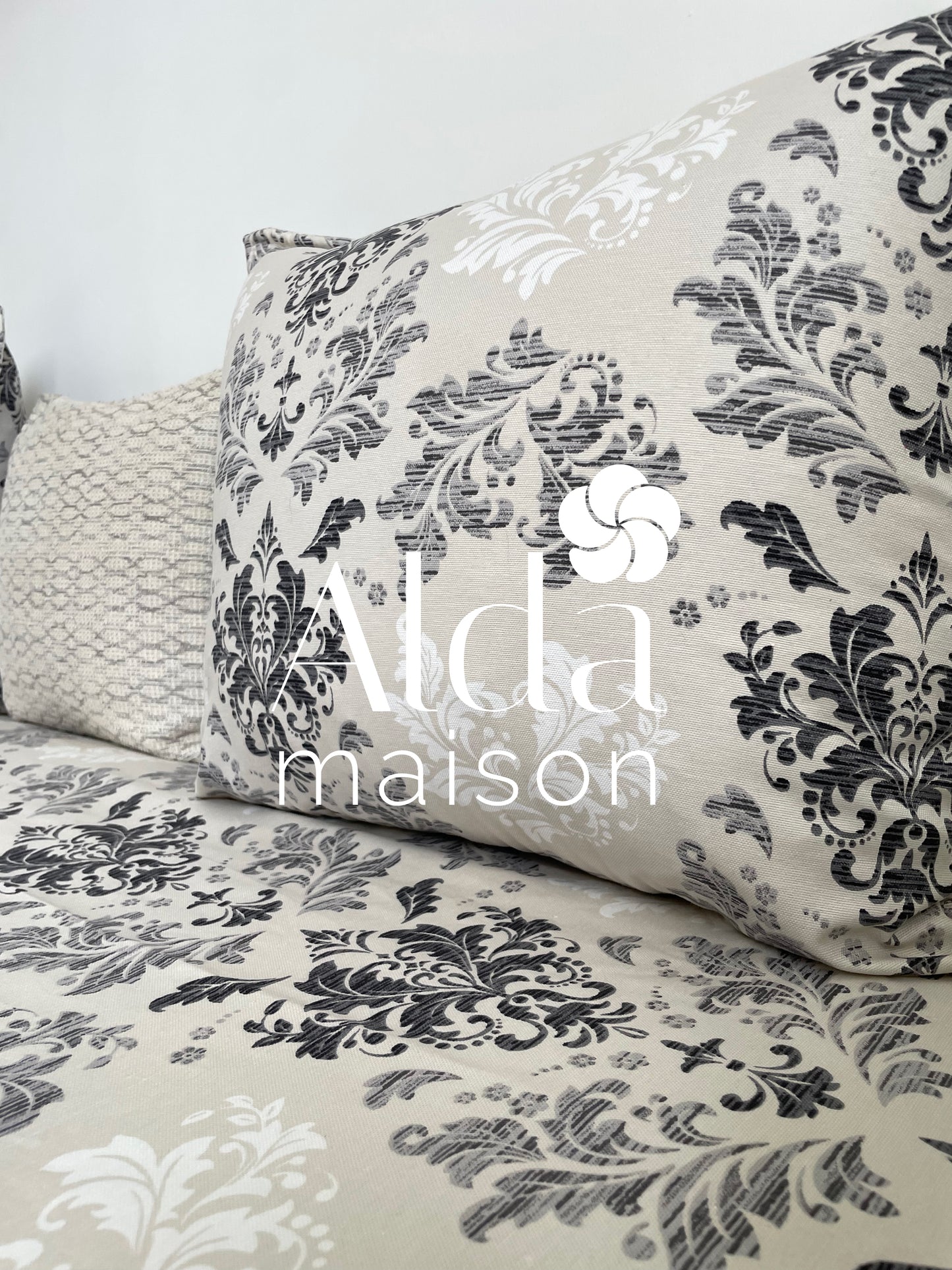 ( تفريشة كانابي واحد مع 2 مخايد ( فارغين ( Nardo )