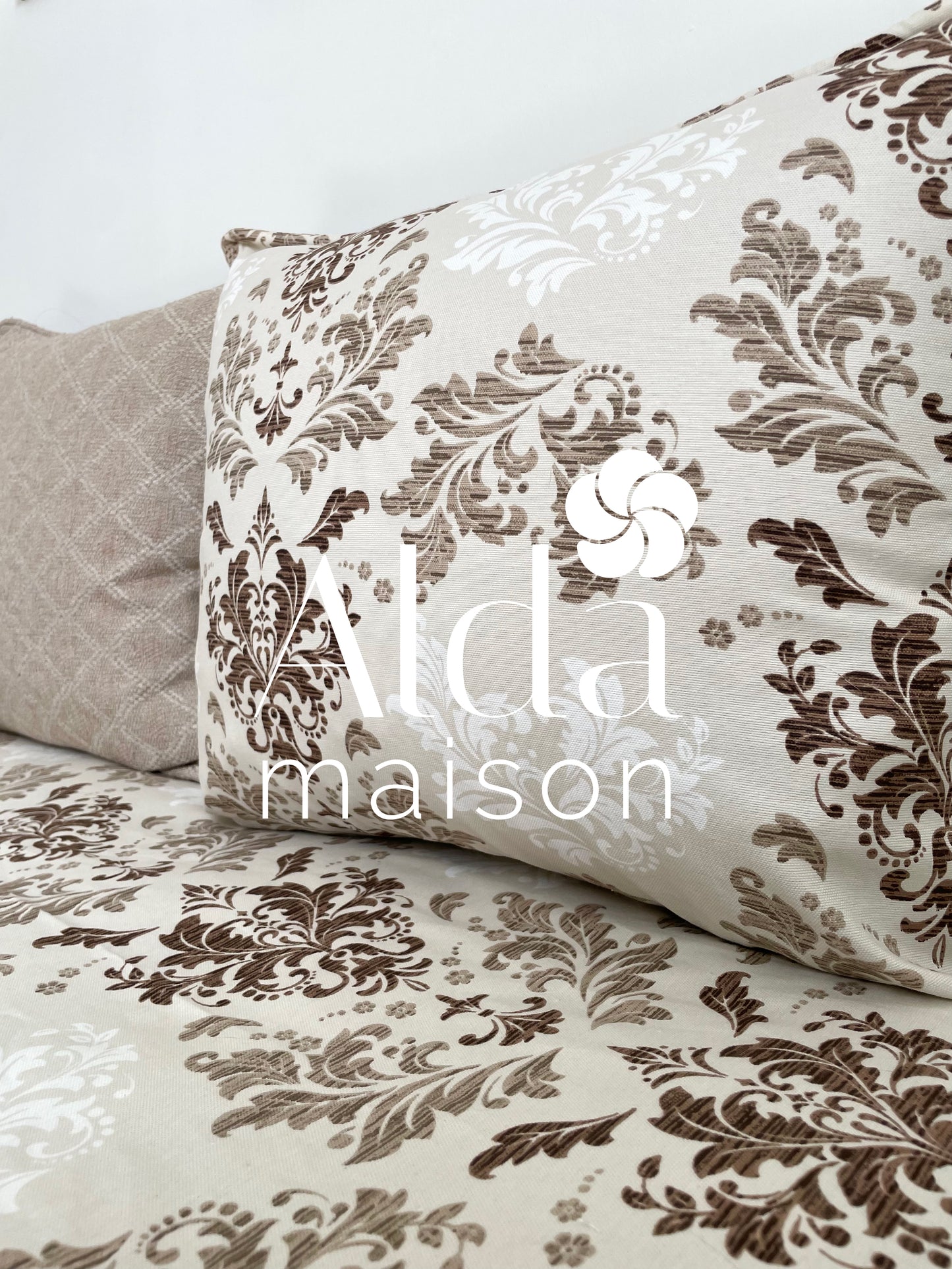 ( تفريشة كانابي واحد مع 2 مخايد ( فارغين ( Nougat )