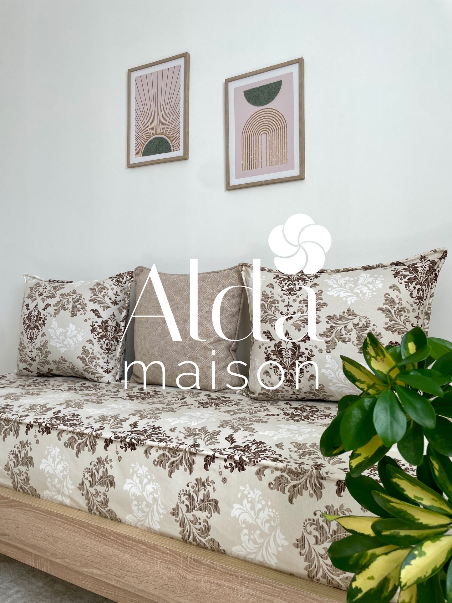 ( تفريشة كانابي واحد مع 2 مخايد ( فارغين ( Nougat )