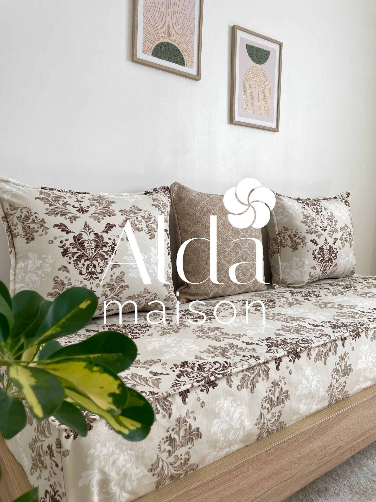 ( تفريشة كانابي واحد مع 2 مخايد ( فارغين ( Nougat )