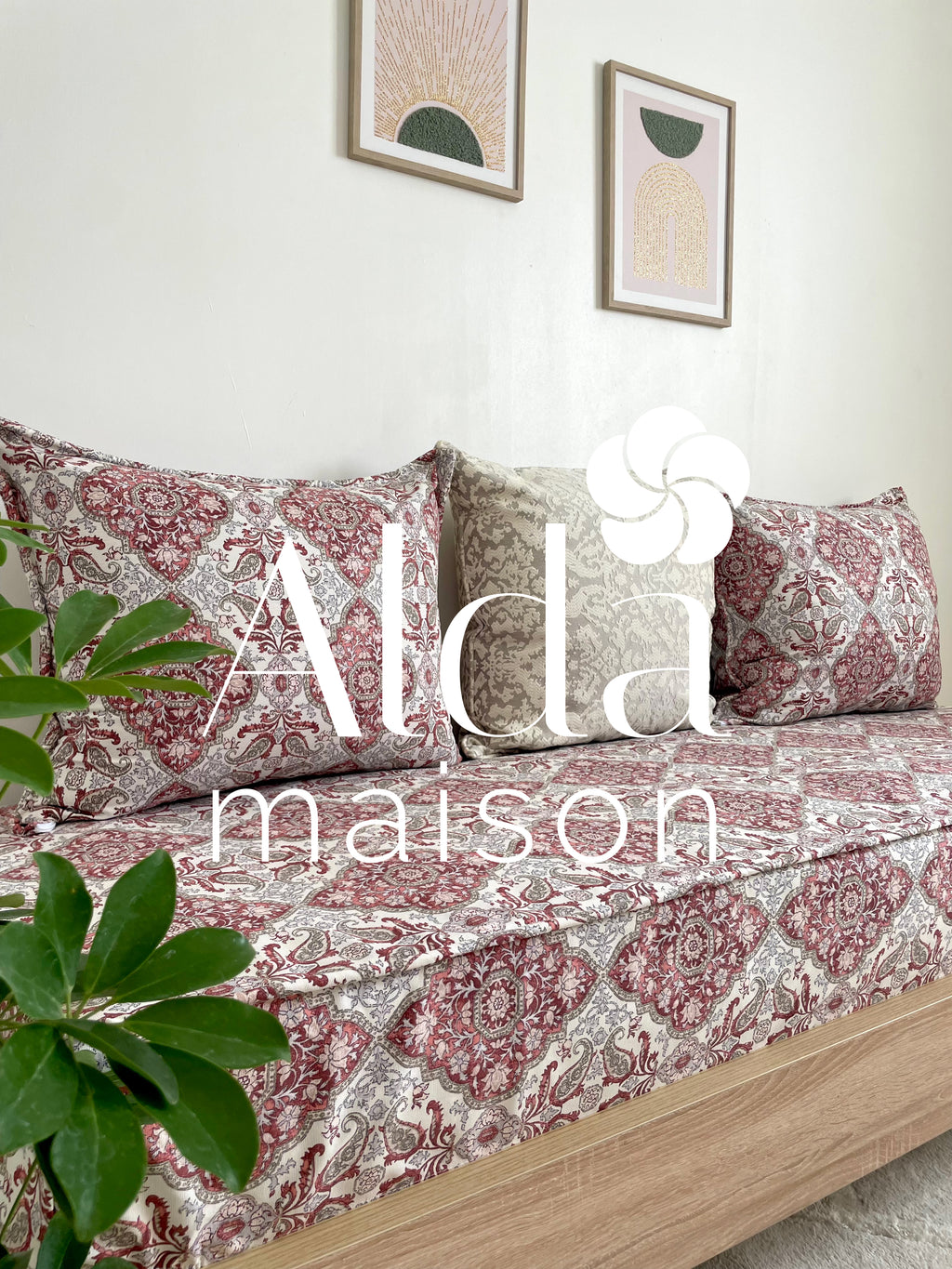 ( تفريشة كانابي واحد مع 2 مخايد ( فارغين ( Scarlet )