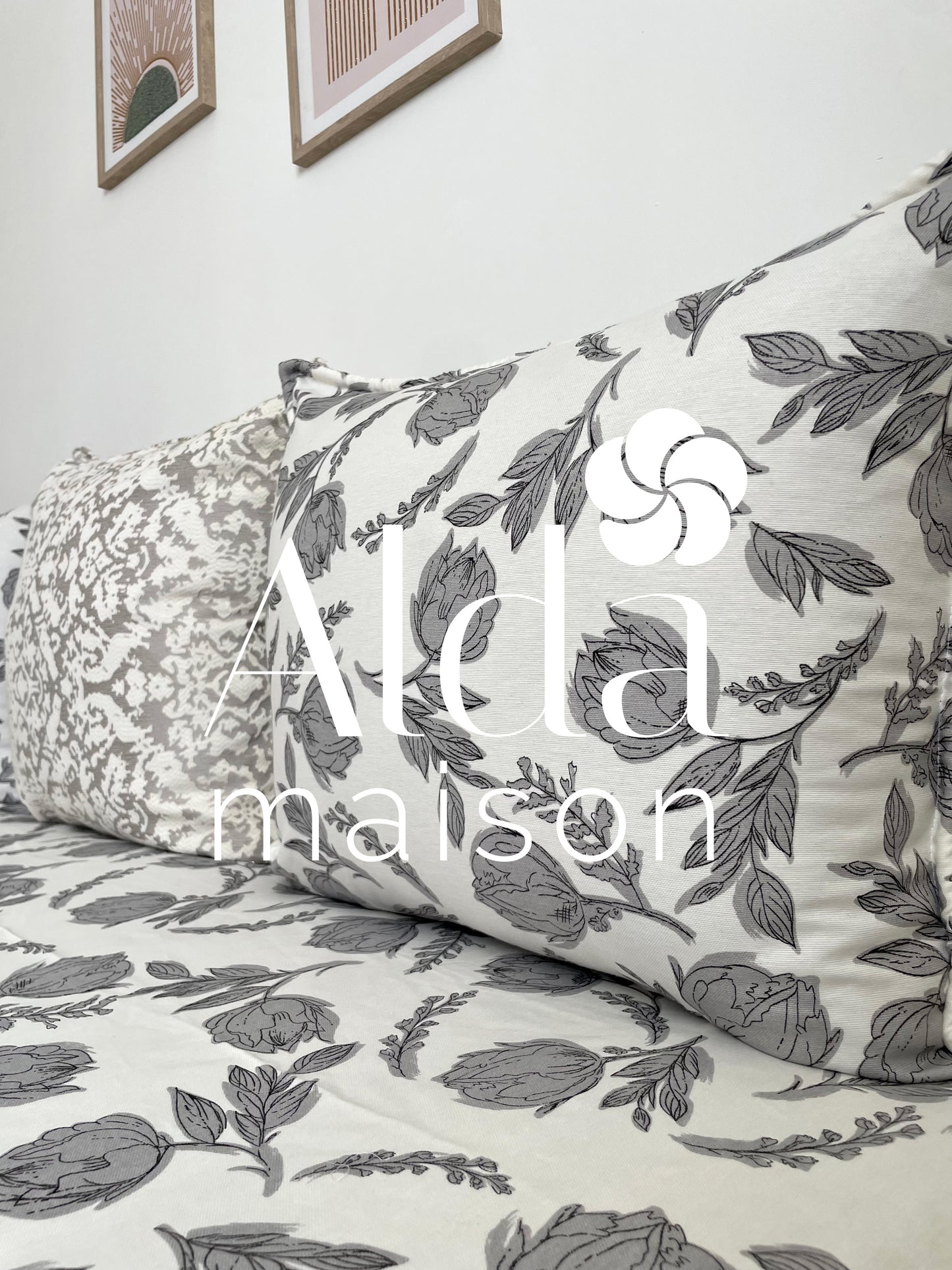 ( تفريشة كانابي واحد مع 2 مخايد ( فارغين